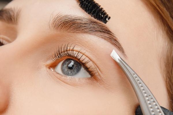 Restructuration des sourcils