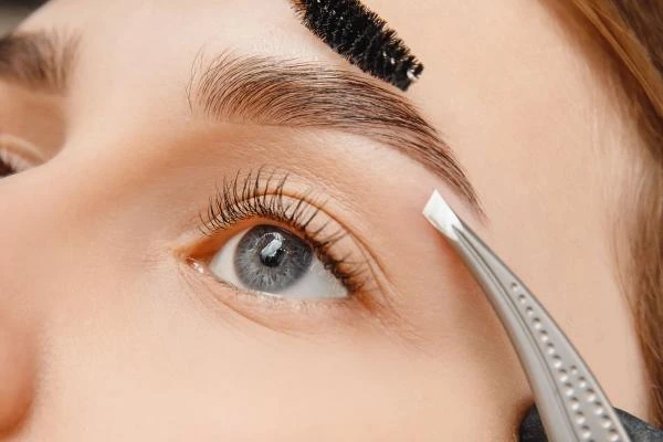 Restructuration des sourcils